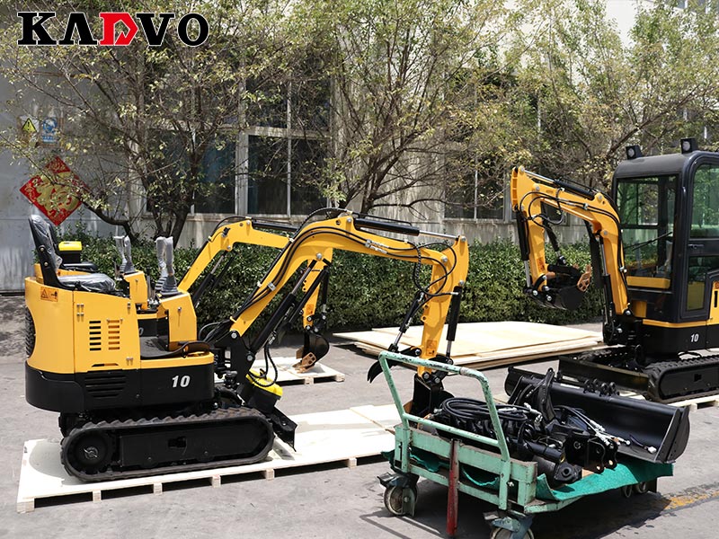 凯迪沃重工一批小型挖掘机出口新加坡